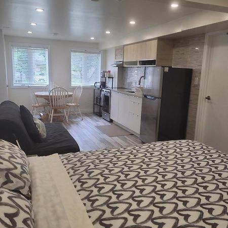 Modern Studio With Kitchenette And Bath Гуэлф Экстерьер фото