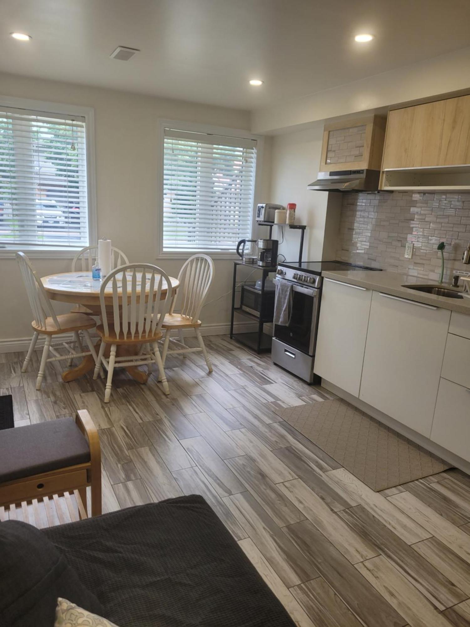 Modern Studio With Kitchenette And Bath Гуэлф Экстерьер фото