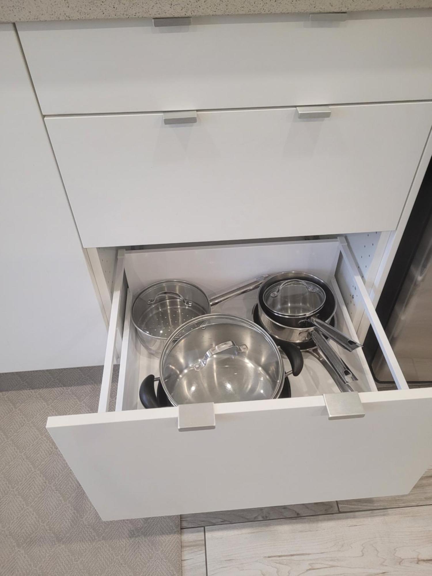 Modern Studio With Kitchenette And Bath Гуэлф Экстерьер фото