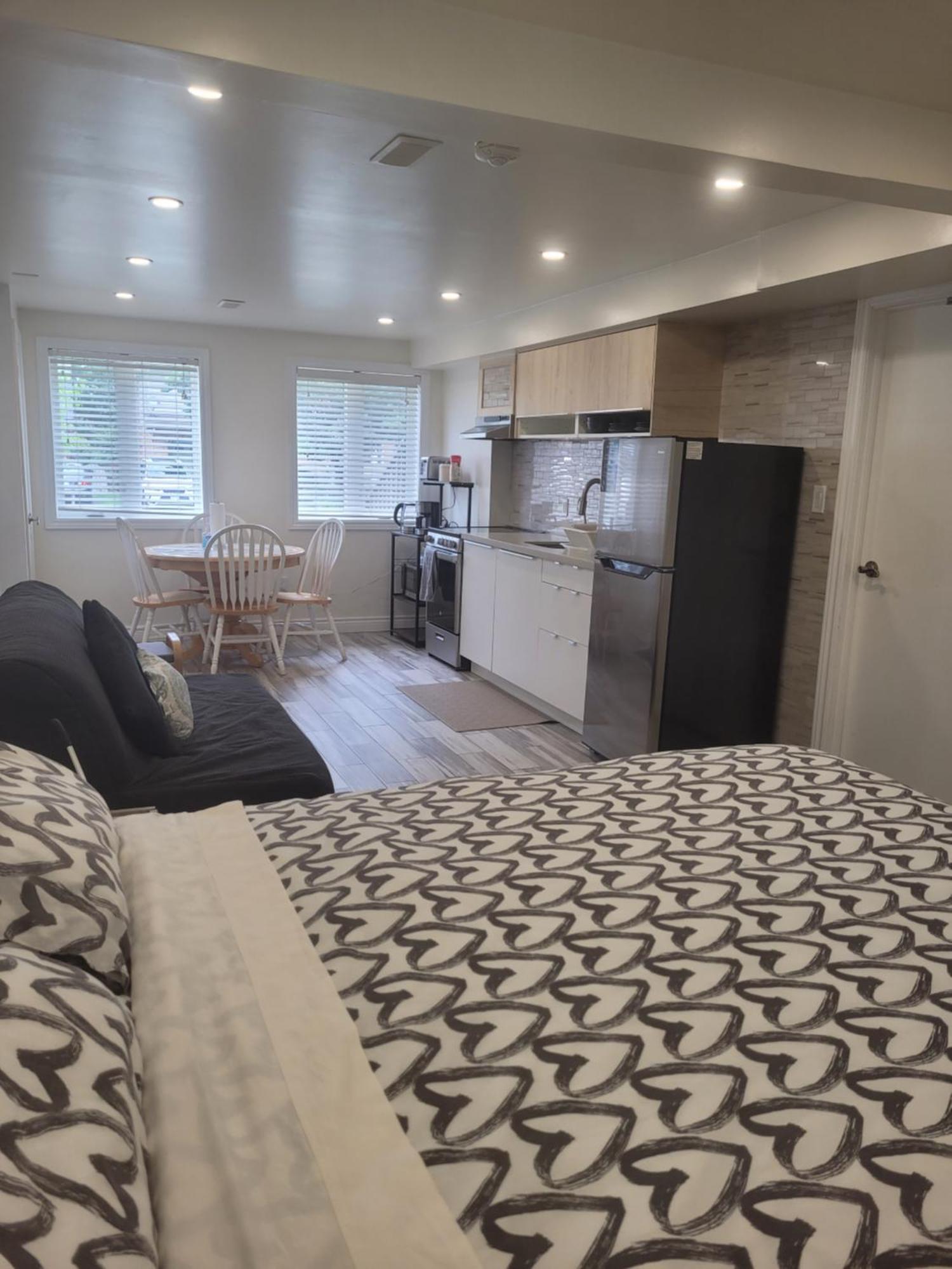 Modern Studio With Kitchenette And Bath Гуэлф Экстерьер фото